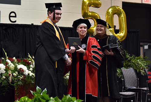 Northeast offers graduates opportunity to have photo with President Barrett
